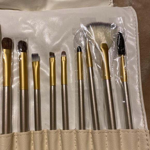 Makeup Brushes - Picture 4 of 5